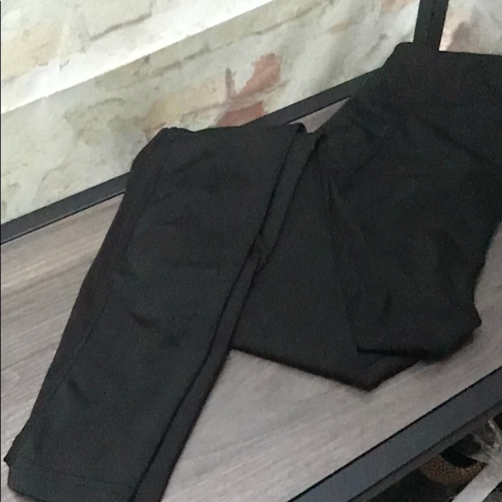 Women’s Activewear Black Leggings with Pockets and Side Leg Mesh Insets